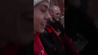ZIJ TEKENEN OP MIJN AUTO!