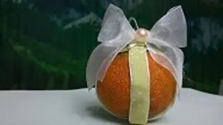 Как сделать игрушку на елку из мандарина!