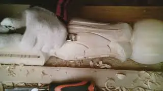Стіл різьблений.