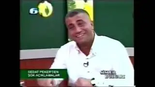 Sedat Peker gazetecilere posta koyuyor.