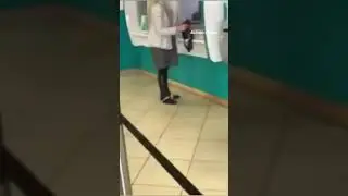 У девушки в банке упали трусики