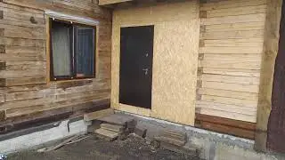 установка входной металлической двери в деревянном доме