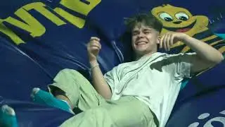Крутые трюки в батутном центре. Крутим тройные сальто!