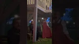 На гармошку.