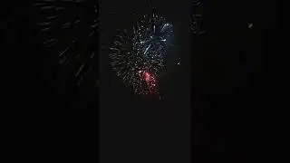 салют в ночном небе