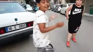 kız tavlamaya çalışan veletler