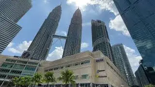 Центральный парк Куала-Лумпура с фонтанами. KLCC Park Kuala Lumpur.