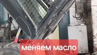 минипогрузчик CASE 175 меняем масло в двигателе