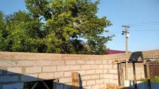 Залили армопояс, сняли опалубку, строим гараж из газобетона
