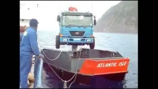 Сложная погрузка крана манипулятора на баржу
