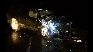 Ниссан Тииду разорвало на части после ДТП с Ленд Крузером