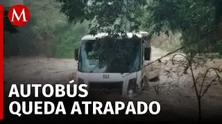 Lluvias en Veracruz dejan un autobús de pasajeros atrapado