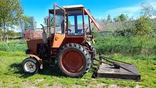 Трактор Т-25 работе с самодельным мульчером.