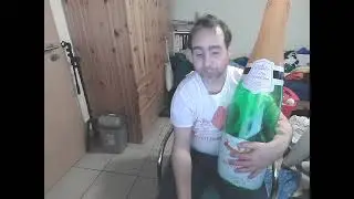 Kuschel mit einer aufblasbaren Sektflasche