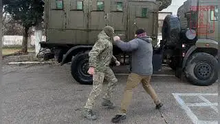 В каратэ не нападают первым. В каратэ бьют первым!