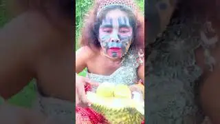 យក្សហូបធូរេន - Giant eating durian [Funny Clip]
