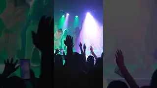 Crowd understood the assignment 🙈 #workforme LIVE ⭐️💖💖💖