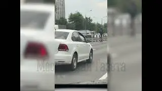 Девушка на электросамокате едет по Каширскому шоссе