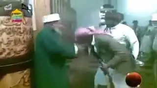 Суфии йемена целуют зад своего шейха....
