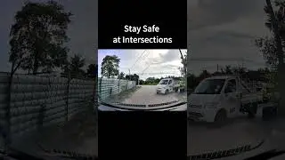 Please be safe when drive through an intersection.#lingdu #lingdudashcam #automobile #carsafety #fyp