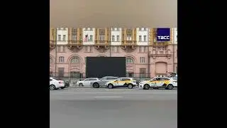 Кадры подготовки к концерту SHAMAN у посольства США в Москве.