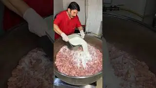 Sosuna ayran ve süt koyan kebapçı #food