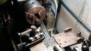 токарный станок в работе