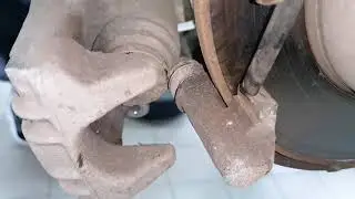 Replacing rear brake pads on Skoda Rapid.