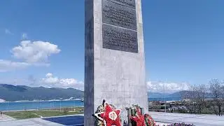 Обелиск, море....
