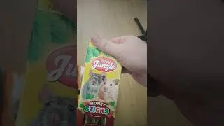 shorts, зелёный пакет, часть 2, корм для грызунов и стружка