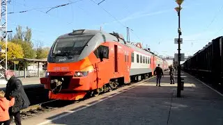 Электропоезд ЭП3Д-0031 отправляется со станции Новочеркасск