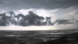 редкое явление,перед грозой на море