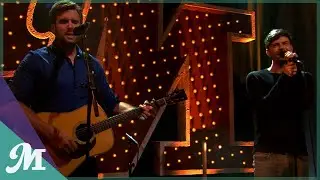 Nick en Simon zingen 'Mrs. Robinson' live bij M
