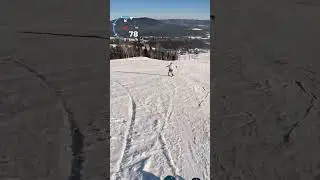 Спуск на прямых лыжах по крутой трассе в Шерегеше