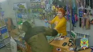 Тетка молодец, дала отпор грабителю.