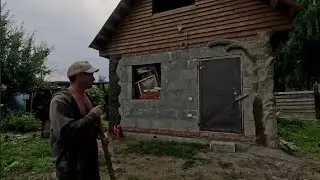 СОСЕДИ КАЖДЫЙ ДЕНЬ НАБЛЮДАЮТ ЗА СТРОЯЩИМСЯ ДОМОМ ОКОЛО ЛЕСА