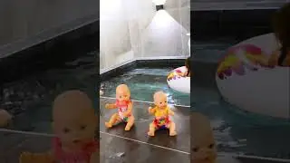 Giochiamo in acqua con la bambina Bianca! 