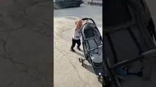 Марк , катает коляску