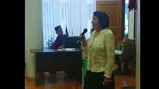 Поёт мама.  