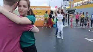Нереально классный флешмоб город Тюмень , в дождь.