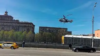 вертолет за 30 секунд набирает воду из Москва-реки