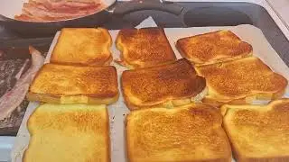 GRILLED TOAST AND BACON 🥓 😋