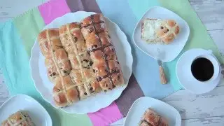 Hot cross buns (brioches de Pâques australiennes)