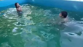 Con mi tio en la pileta