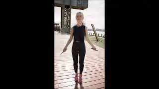 Красивая спортивная девушка прыгает через скакалку