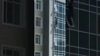 В Казахстане мужчина спас ребенка, повисшего на карнизе 8-го этажа. Он получил героя страны