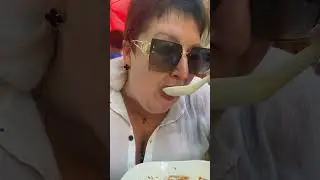 Пробую тайский куриный супчик в Паттайе 