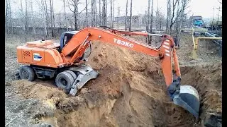 Экскаватор ТВЭКС ЕК-18 в работе.  Прокладка новых теплосетей.