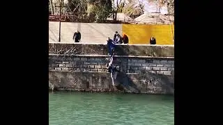 Девушка спасла тонущую собаку