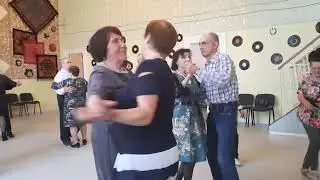 Я гармошечку в руки возьму.